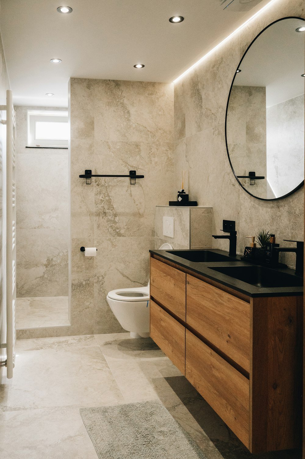 Cadă și cabină de duș montate într-o baie renovată